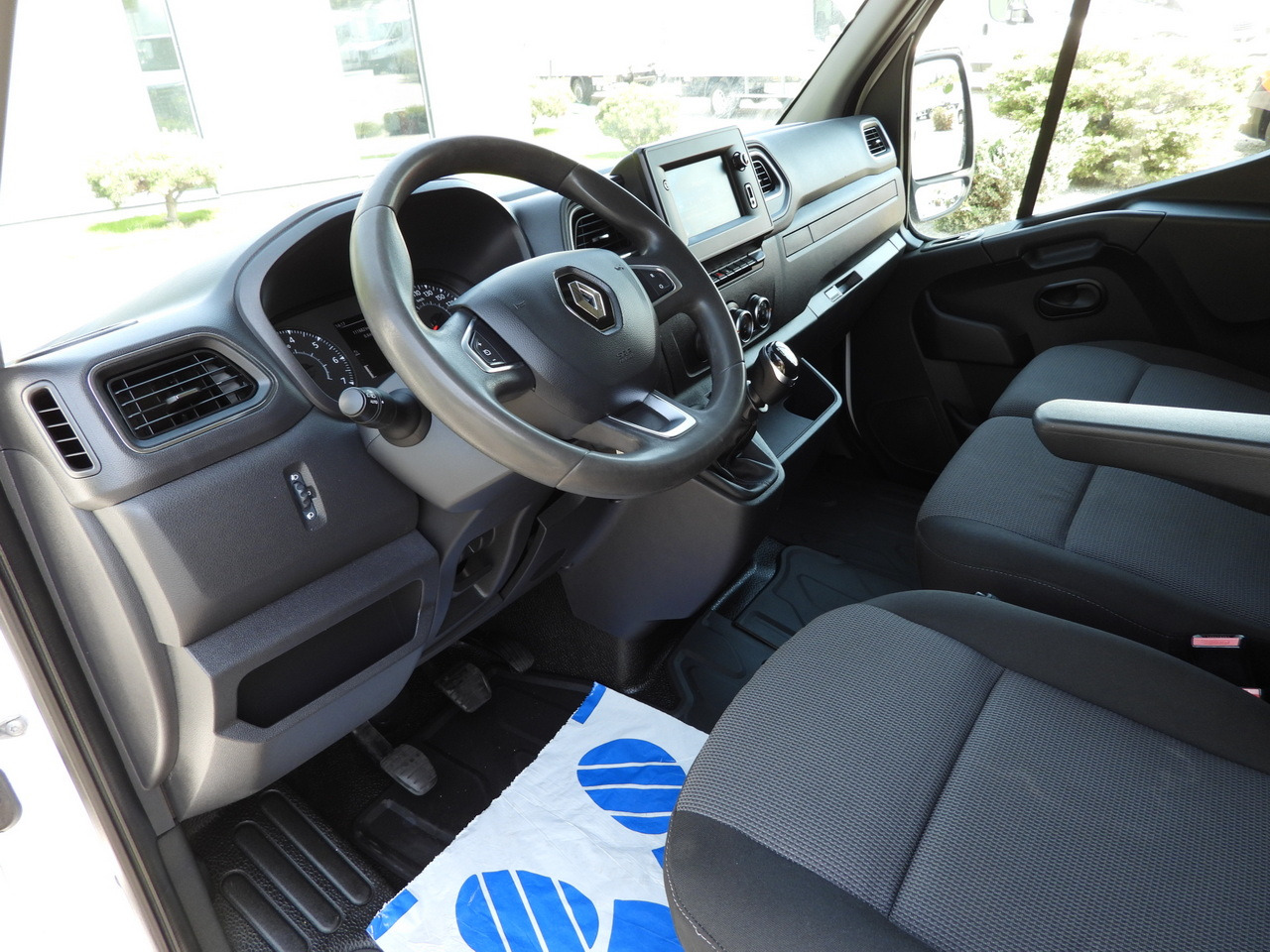 RENAULT MASTER BOX LIFT 8 PALLETS CRUISE CONTROL NAVIGATION LED LIGHTS TWIN WHEELS AIR CONDITIONING 145HP - Лекотоварен автомобил фургон: снимка 2 RENAULT MASTER BOX LIFT 8 PALLETS CRUISE CONTROL NAVIGATION LED LIGHTS TWIN WHEELS AIR CONDITIONING 145HP - Лекотоварен автомобил фургон: снимка 2