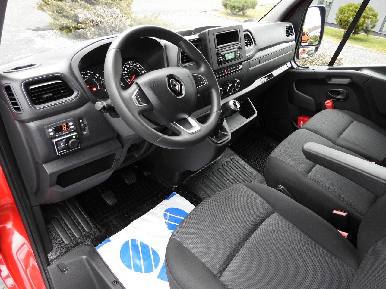 RENAULT MASTER REFRIGERATOR VAN 1*C CRUISE CONTROL AIR CONDITIONING LED LIGHTS 135HP - Хладилен бус: снимка 2 RENAULT MASTER REFRIGERATOR VAN 1*C CRUISE CONTROL AIR CONDITIONING LED LIGHTS 135HP - Хладилен бус: снимка 2