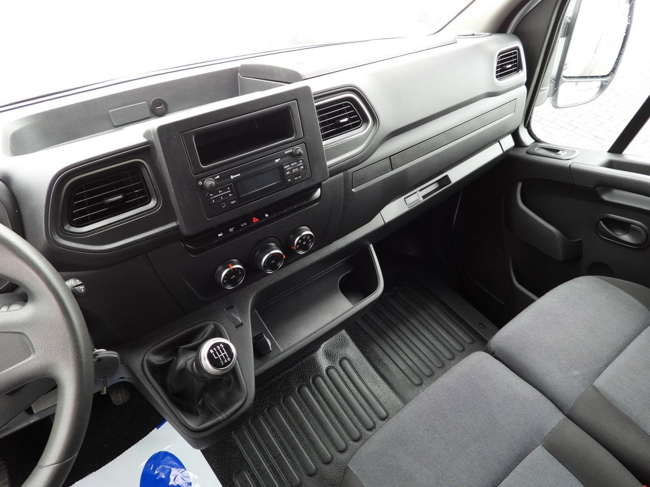 Хладилен бус RENAULT MASTER REGRIGERATOR BOX 0*C LED LIGHTS AIR CONDITIONING 165HP: снимка 30 Хладилен бус RENAULT MASTER REGRIGERATOR BOX 0*C LED LIGHTS AIR CONDITIONING 165HP: снимка 30