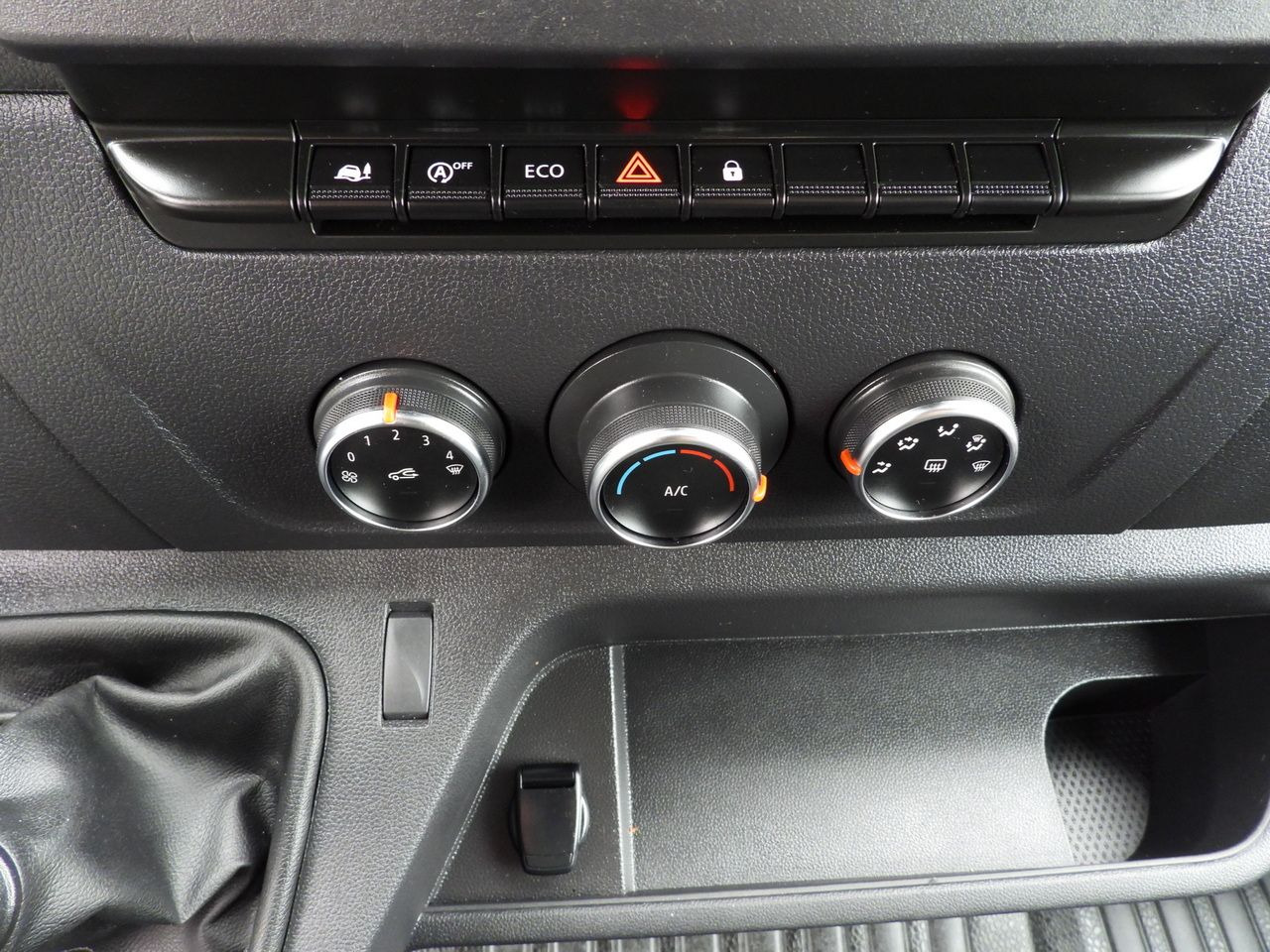 Хладилен бус RENAULT MASTER REGRIGERATOR BOX 0*C LED LIGHTS AIR CONDITIONING 165HP: снимка 33 Хладилен бус RENAULT MASTER REGRIGERATOR BOX 0*C LED LIGHTS AIR CONDITIONING 165HP: снимка 33