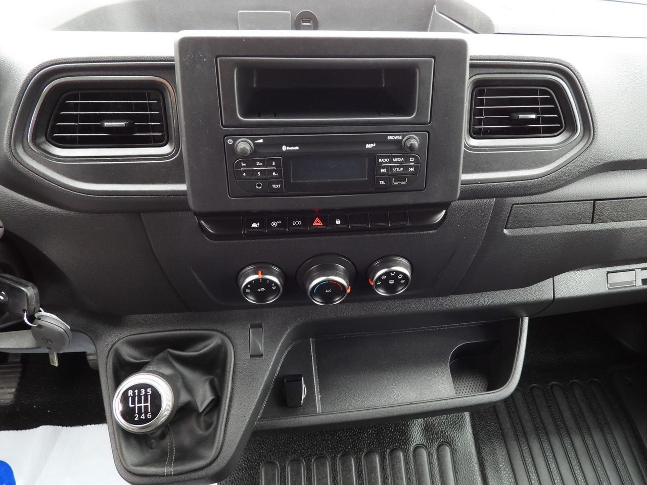 Хладилен бус RENAULT MASTER REGRIGERATOR BOX 0*C LED LIGHTS AIR CONDITIONING 165HP: снимка 32 Хладилен бус RENAULT MASTER REGRIGERATOR BOX 0*C LED LIGHTS AIR CONDITIONING 165HP: снимка 32