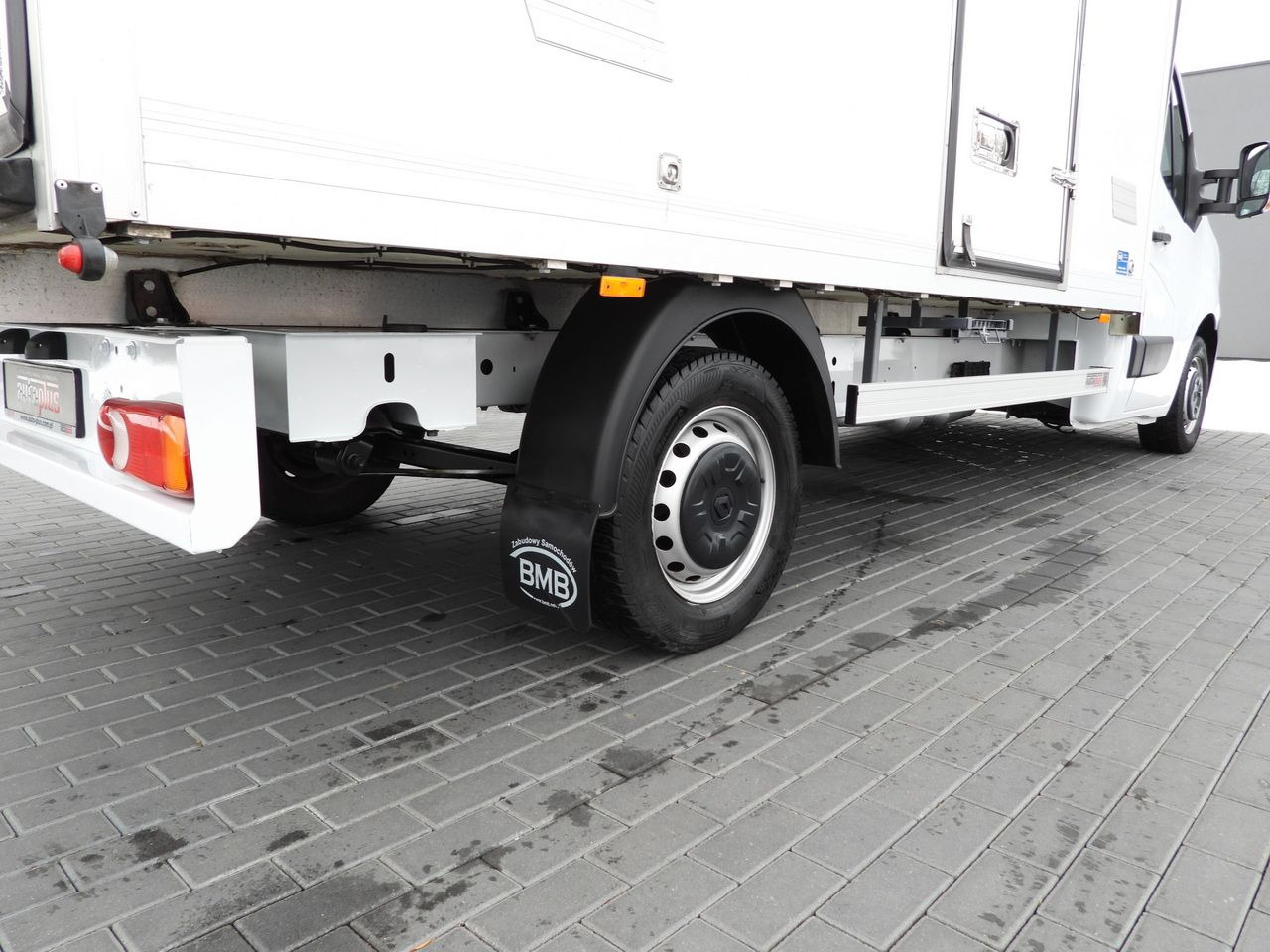 Хладилен бус RENAULT MASTER REGRIGERATOR BOX 0*C LED LIGHTS AIR CONDITIONING 165HP: снимка 18 Хладилен бус RENAULT MASTER REGRIGERATOR BOX 0*C LED LIGHTS AIR CONDITIONING 165HP: снимка 18