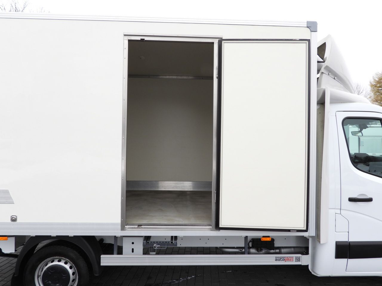 Хладилен бус RENAULT MASTER REGRIGERATOR BOX 0*C LED LIGHTS AIR CONDITIONING 165HP: снимка 22 Хладилен бус RENAULT MASTER REGRIGERATOR BOX 0*C LED LIGHTS AIR CONDITIONING 165HP: снимка 22