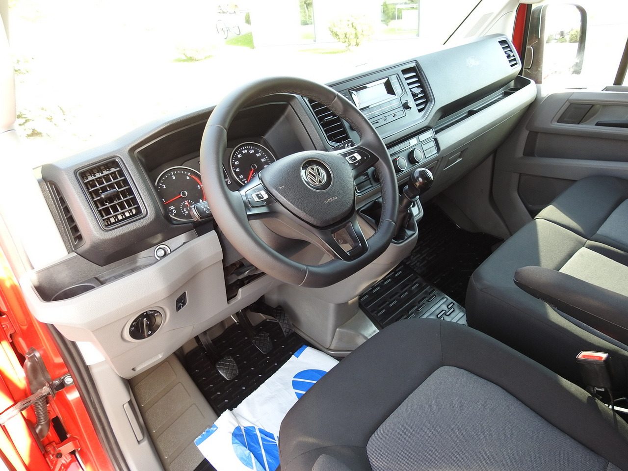 VOLKSWAGEN CRAFTER STAKE BODY DOUBLE CABIN DOKA 7 SEATS AIR CONDITIONING 140HP - Бус с двойна кабина: снимка 2 VOLKSWAGEN CRAFTER STAKE BODY DOUBLE CABIN DOKA 7 SEATS AIR CONDITIONING 140HP - Бус с двойна кабина: снимка 2