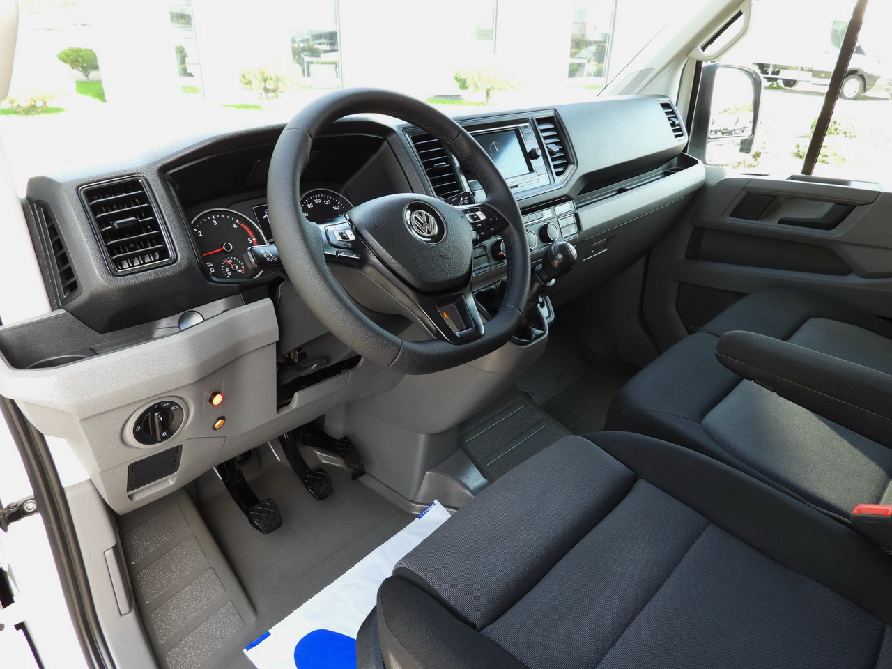 VOLKSWAGEN CRAFTER TARPAULIN LIFT 8 PALLETS CRUISE CONTROL LED LIGHTS TWIN WHEELS AIR CONDITIONING 180HP - Брезентов бус: снимка 2 VOLKSWAGEN CRAFTER TARPAULIN LIFT 8 PALLETS CRUISE CONTROL LED LIGHTS TWIN WHEELS AIR CONDITIONING 180HP - Брезентов бус: снимка 2