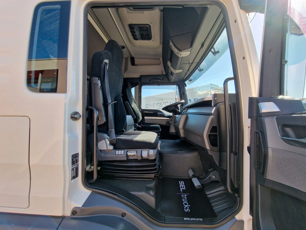 Рефрижератор камион MAN TGL 12.250 4X2 BL / Ladebordwand: снимка 18