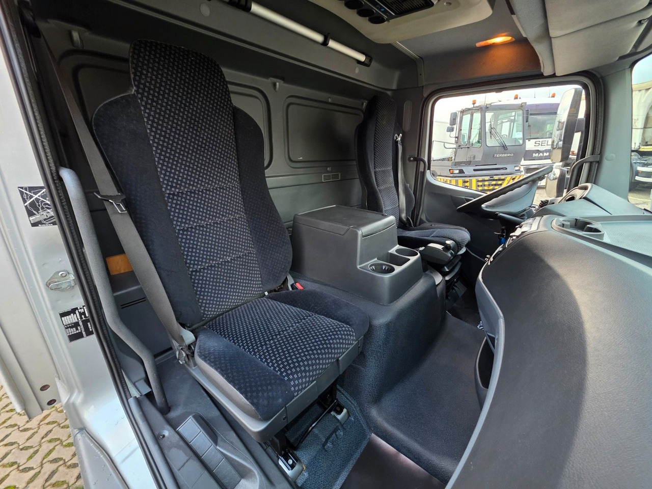 Брезентов бус Mercedes-Benz Atego 818 / Ladebordwand: снимка 32 Брезентов бус Mercedes-Benz Atego 818 / Ladebordwand: снимка 32