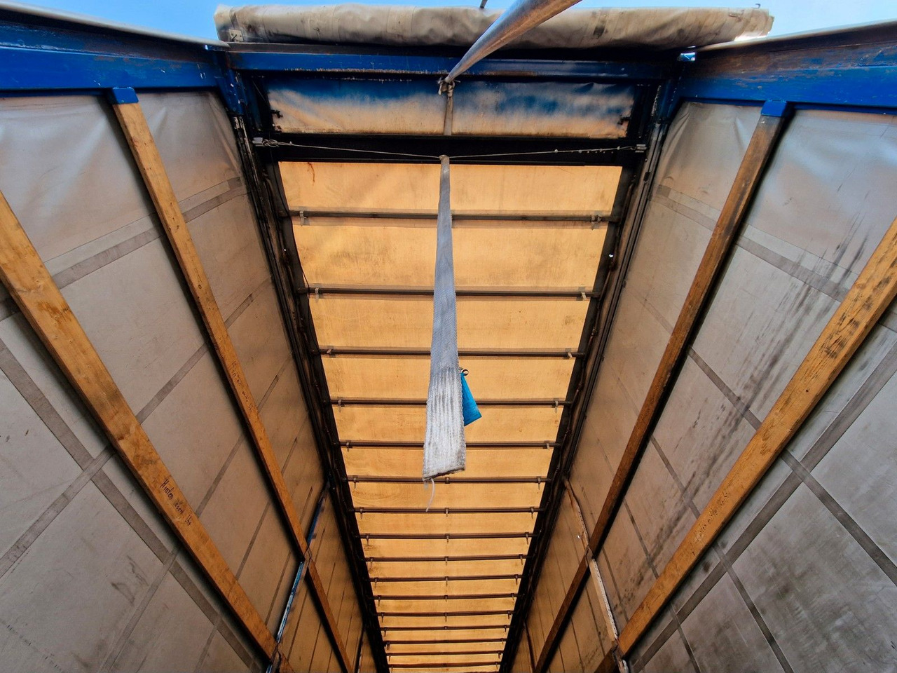 Брезентово полуремарке Schmidt Hagen SPC/39/E/10,5 / Coilmulde / Lenk-Liftachse: снимка 11 Брезентово полуремарке Schmidt Hagen SPC/39/E/10,5 / Coilmulde / Lenk-Liftachse: снимка 11