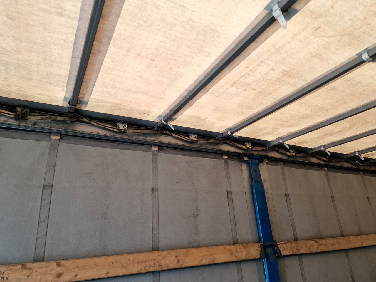 Брезентово полуремарке Schmidt Hagen SPC/39/E/10,5 / Coilmulde / Lenk-Liftachse: снимка 18 Брезентово полуремарке Schmidt Hagen SPC/39/E/10,5 / Coilmulde / Lenk-Liftachse: снимка 18