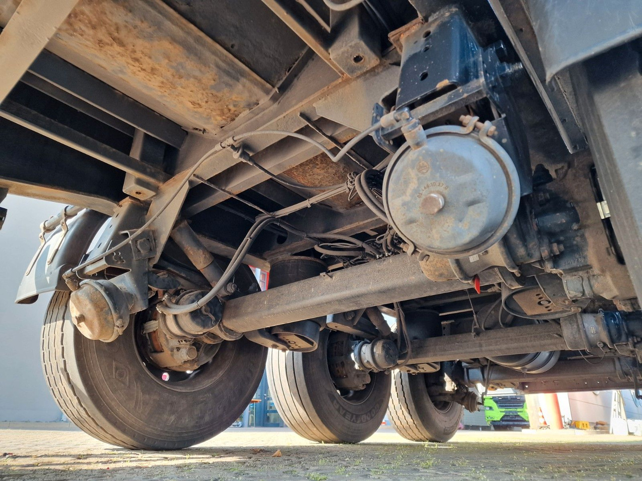 Брезентово полуремарке Schmidt Hagen SPC/39/E/10,5 / Coilmulde / Lenk-Liftachse: снимка 26 Брезентово полуремарке Schmidt Hagen SPC/39/E/10,5 / Coilmulde / Lenk-Liftachse: снимка 26