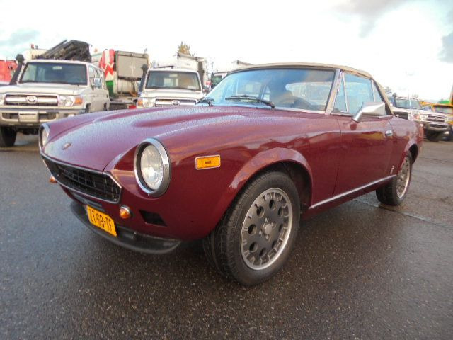 Fiat 124 SPIDER 2000 USA - Лек автомобил: снимка 1 Fiat 124 SPIDER 2000 USA - Лек автомобил: снимка 1