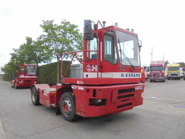 MOL YM 225/4X2 40 KM/H - Терминален влекач: снимка 3 MOL YM 225/4X2 40 KM/H - Терминален влекач: снимка 3