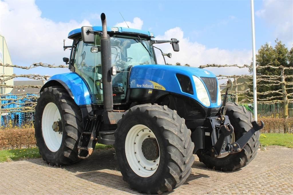 New Holland T7050 - Трактор: снимка 2 New Holland T7050 - Трактор: снимка 2