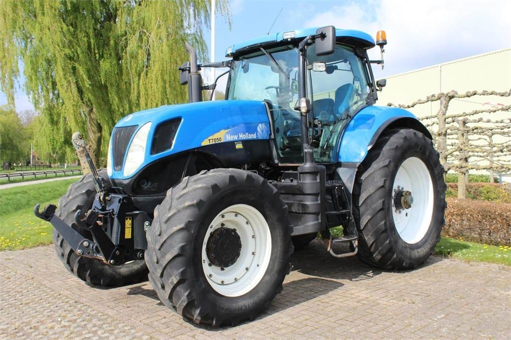 New Holland T7050 - Трактор: снимка 1 New Holland T7050 - Трактор: снимка 1