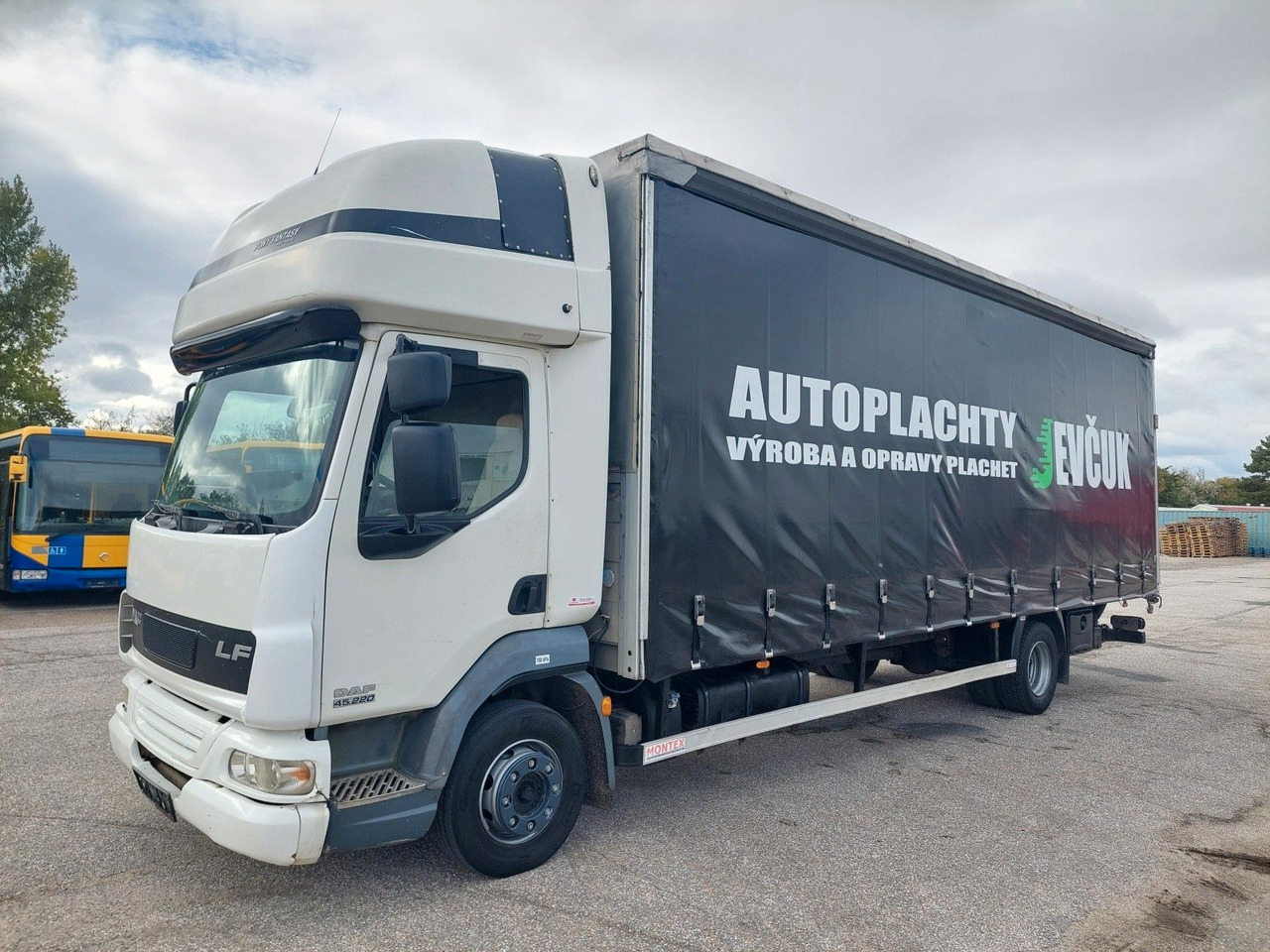 DAF FA LF 45.220 G12 4x2 - Камион с брезент: снимка 1 DAF FA LF 45.220 G12 4x2 - Камион с брезент: снимка 1
