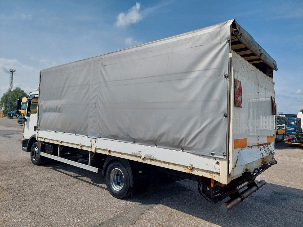 MAN TGL 8.180 4X2 BL - Камион с брезент: снимка 3 MAN TGL 8.180 4X2 BL - Камион с брезент: снимка 3
