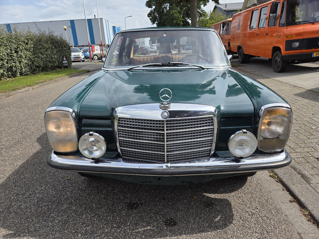 Mercedes-Benz 220 (W115) auto - Лек автомобил: снимка 2 Mercedes-Benz 220 (W115) auto - Лек автомобил: снимка 2
