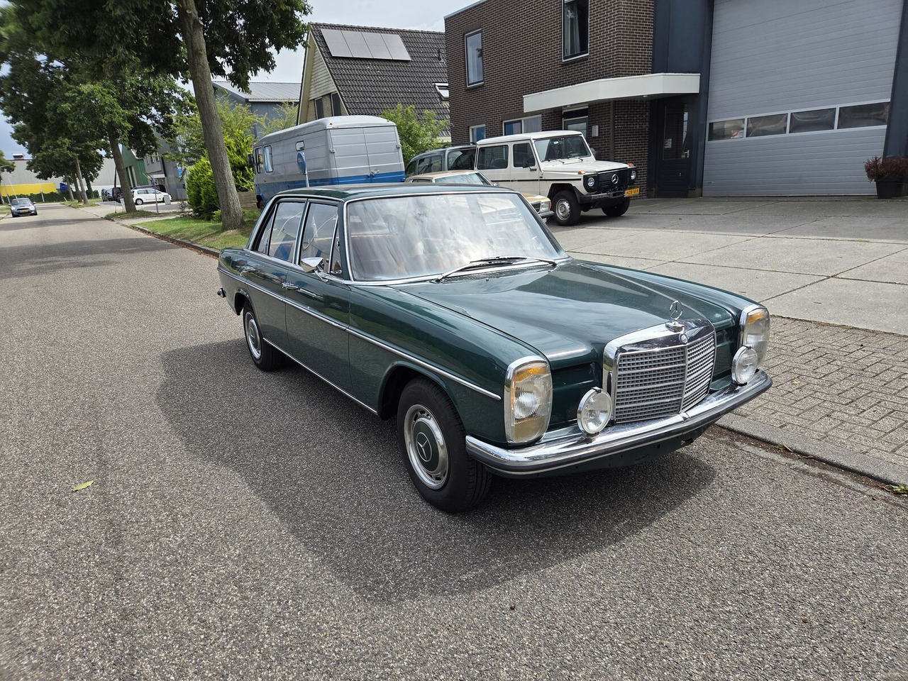 Mercedes-Benz 220 (W115) sedan - Седан: снимка 1 Mercedes-Benz 220 (W115) sedan - Седан: снимка 1