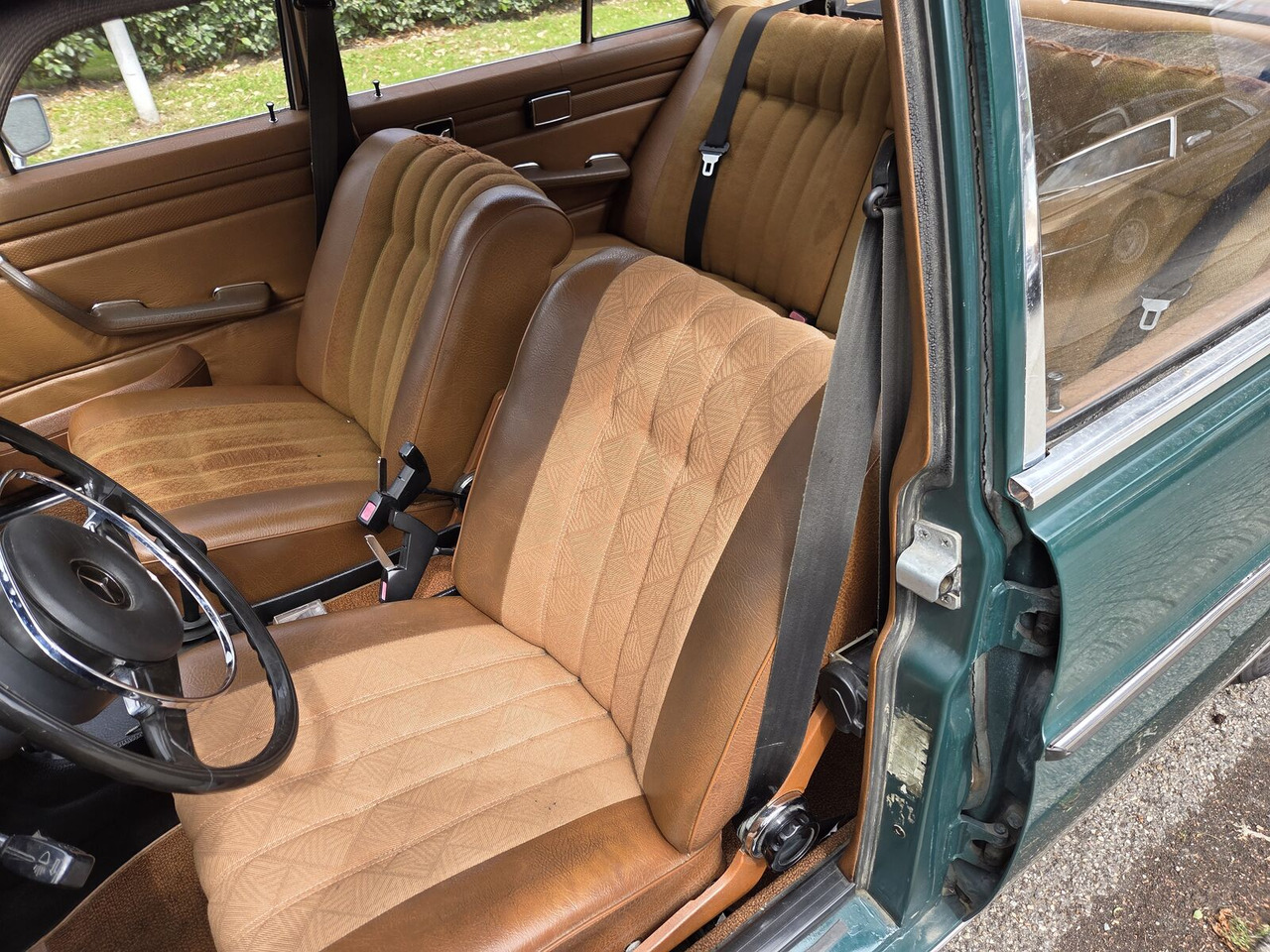 Седан Mercedes-Benz 220 (W115) sedan: снимка 13