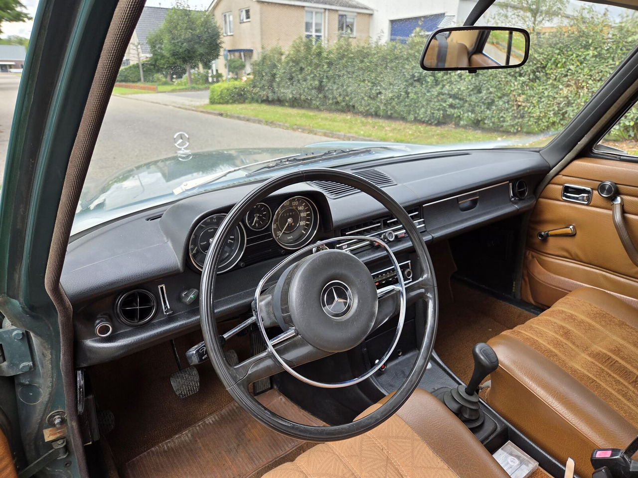 Седан Mercedes-Benz 220 (W115) sedan: снимка 11