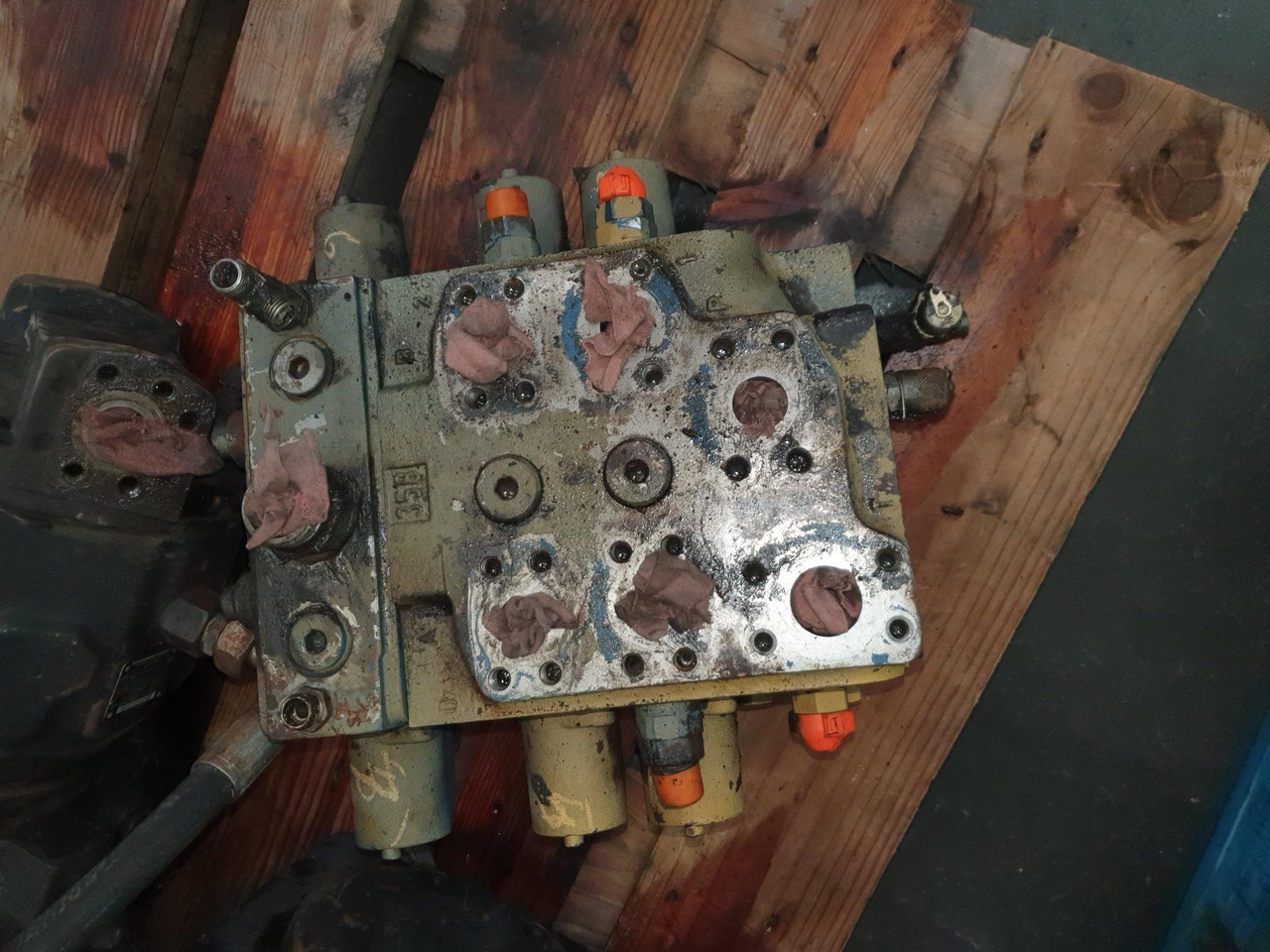 Distribuidor para Liebherr L564. M7305-02/3M7-22 - Резервни части за Колесен товарач: снимка 1 Distribuidor para Liebherr L564. M7305-02/3M7-22 - Резервни части за Колесен товарач: снимка 1