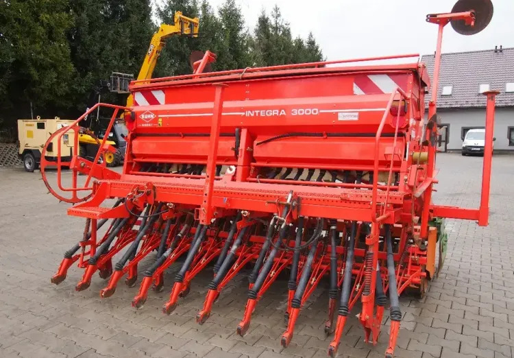 Agregat uprawowo-siewny Kuhn KE303 i INTEGRA 3000 2009 Agrebat uprawowo siewny, brona aktywna AMAZONE i KUHN - Комбинирана сеялка: снимка 4 Agregat uprawowo-siewny Kuhn KE303 i INTEGRA 3000 2009 Agrebat uprawowo siewny, brona aktywna AMAZONE i KUHN - Комбинирана сеялка: снимка 4