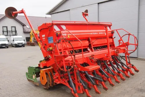 Agregat uprawowo-siewny Kuhn KE303 i INTEGRA 3000 2009 Agrebat uprawowo siewny, brona aktywna AMAZONE i KUHN - Комбинирана сеялка: снимка 5 Agregat uprawowo-siewny Kuhn KE303 i INTEGRA 3000 2009 Agrebat uprawowo siewny, brona aktywna AMAZONE i KUHN - Комбинирана сеялка: снимка 5
