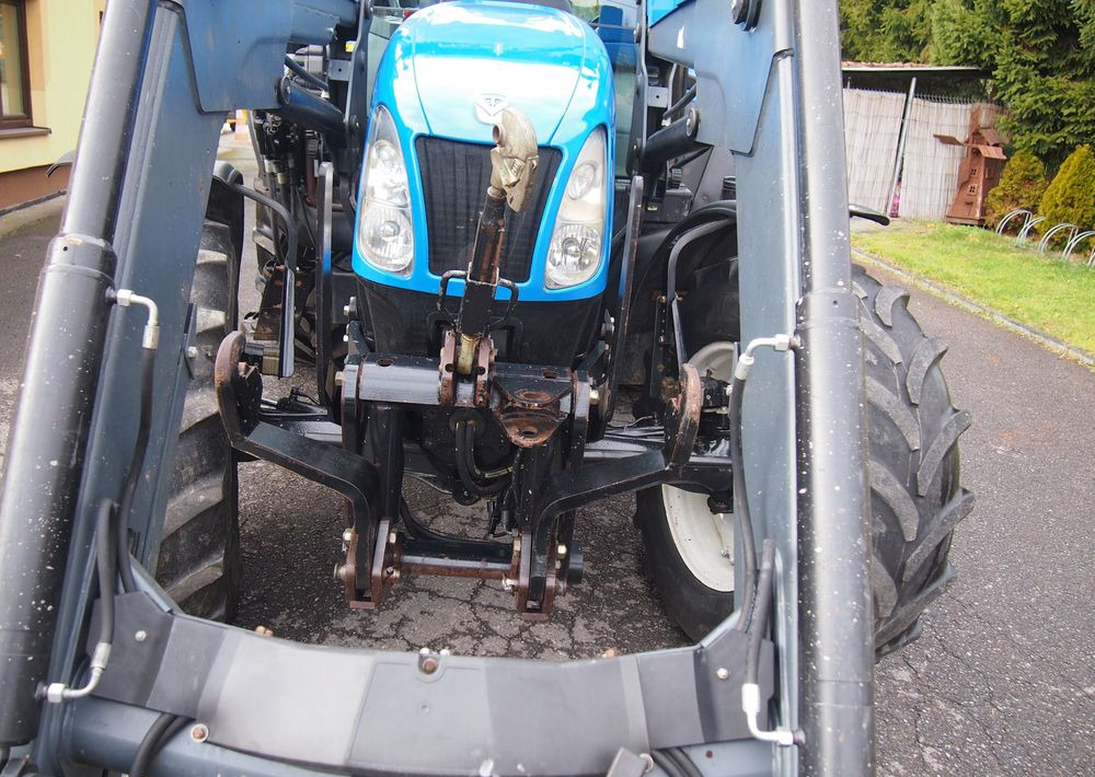 Трактор Ciągnik New Holland NH TS125A 6 cylindrów 2004 Ciągnik rolniczy New Holland TS125A: снимка 10 Трактор Ciągnik New Holland NH TS125A 6 cylindrów 2004 Ciągnik rolniczy New Holland TS125A: снимка 10