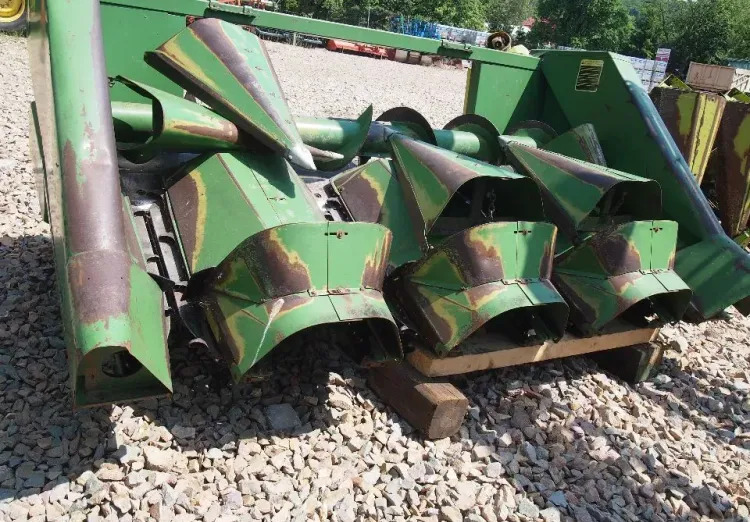 Heder John deere do kukurydzy 4 rzędowy claas john deere - Хедер за царевица: снимка 1 Heder John deere do kukurydzy 4 rzędowy claas john deere - Хедер за царевица: снимка 1