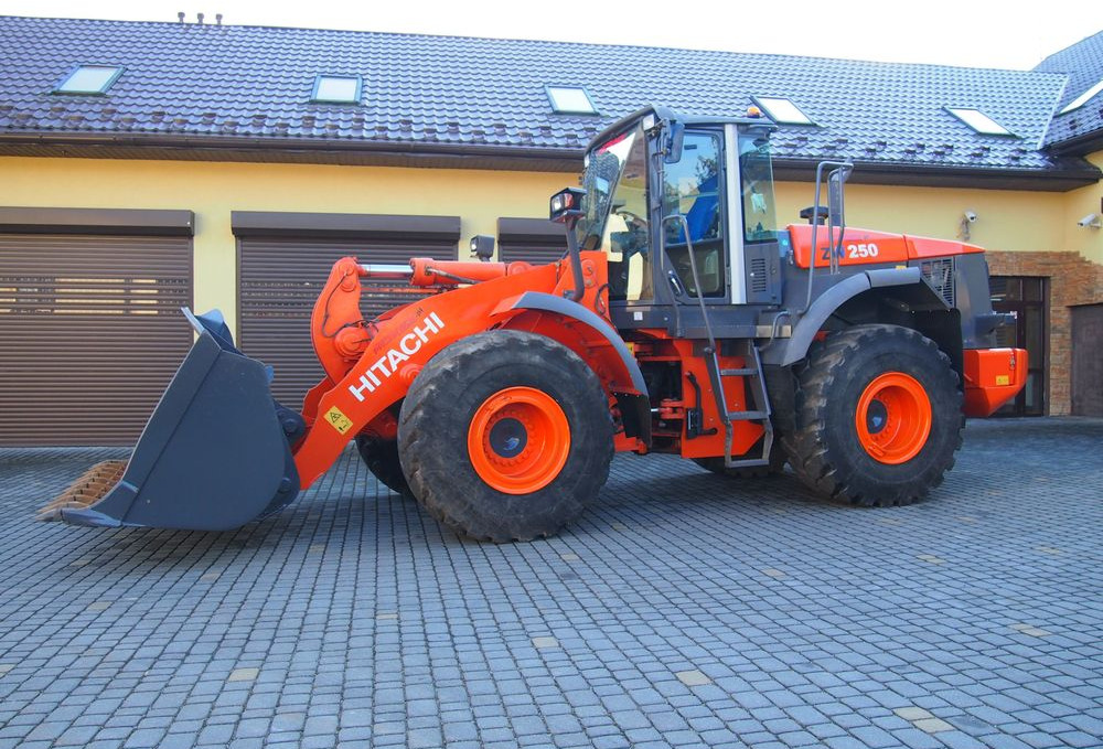 Ładowarka Hitachi ZW250 2010 Ładowarka Hitachi Waga, Centralne smarowanie - Колесен товарач: снимка 2 Ładowarka Hitachi ZW250 2010 Ładowarka Hitachi Waga, Centralne smarowanie - Колесен товарач: снимка 2