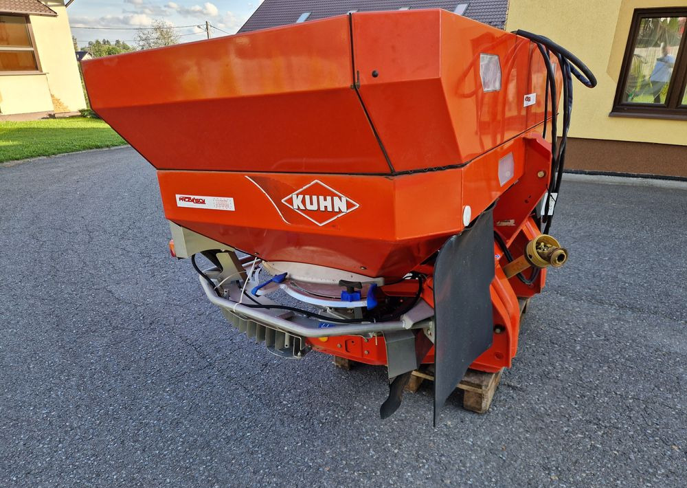 Rozsiewacz nawozów Kuhn AXIS 30,1 2008 Rozsiewacz KUHN RAUCH - Тороразпръсквачка: снимка 4 Rozsiewacz nawozów Kuhn AXIS 30,1 2008 Rozsiewacz KUHN RAUCH - Тороразпръсквачка: снимка 4