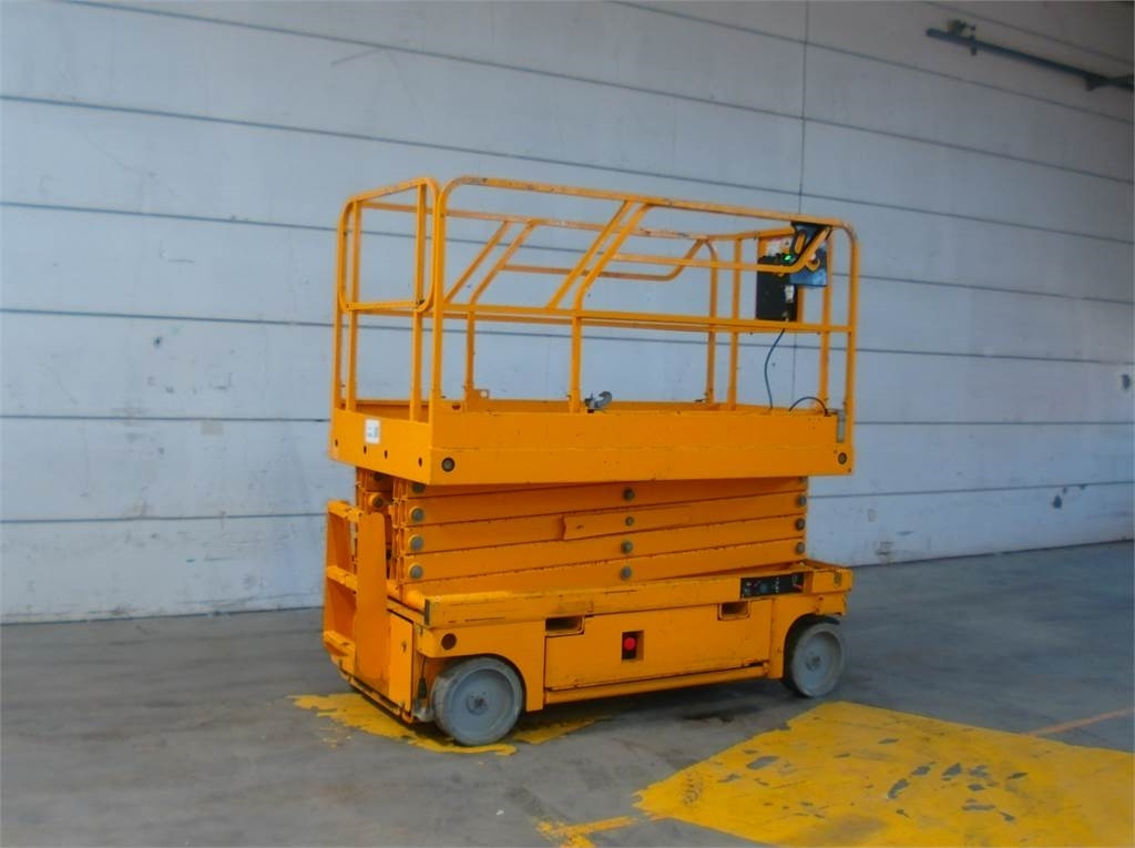 Haulotte Compact 12 - Ножична работна платформа: снимка 2 Haulotte Compact 12 - Ножична работна платформа: снимка 2