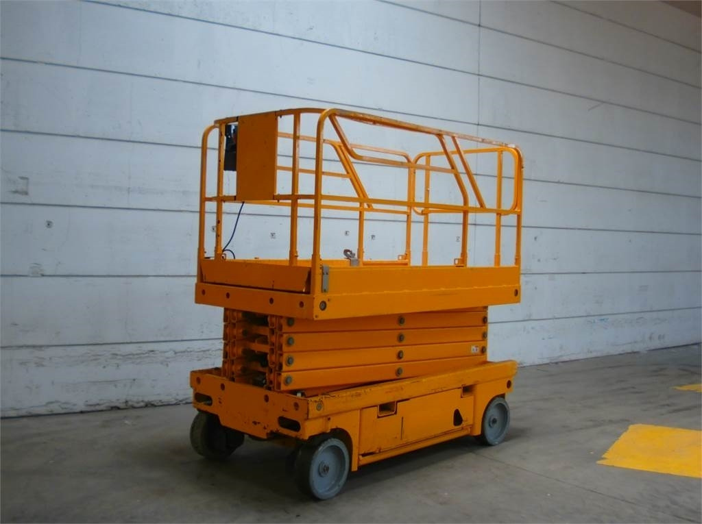 Haulotte Compact 12 - Ножична работна платформа: снимка 4 Haulotte Compact 12 - Ножична работна платформа: снимка 4