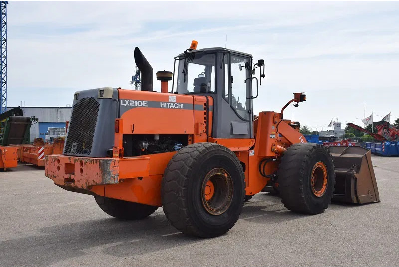 Hitachi LX 210E- stock id 59 - Колесен товарач: снимка 4 Hitachi LX 210E- stock id 59 - Колесен товарач: снимка 4