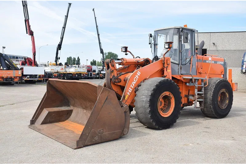 Hitachi LX 210E- stock id 59 - Колесен товарач: снимка 2 Hitachi LX 210E- stock id 59 - Колесен товарач: снимка 2