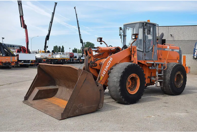 Hitachi LX 210E- stock id 59 - Колесен товарач: снимка 1 Hitachi LX 210E- stock id 59 - Колесен товарач: снимка 1