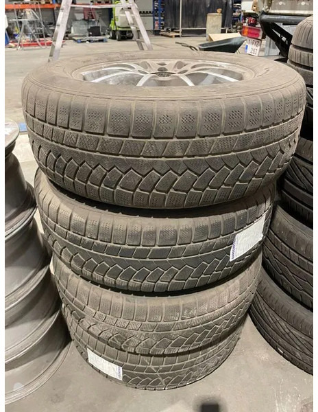 Continental Continental banden met velgen 235/65 R17 - Гуми и джанти за Лек автомобил: снимка 1 Continental Continental banden met velgen 235/65 R17 - Гуми и джанти за Лек автомобил: снимка 1