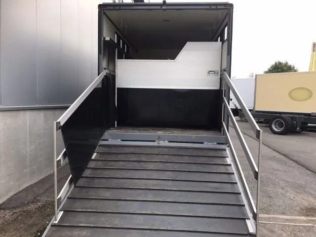 Mercedes-Benz Atego 1018 *Cruise control*Airco*Achteruitrijcamera*elektrische ruiten - Камион за коне: снимка 3 Mercedes-Benz Atego 1018 *Cruise control*Airco*Achteruitrijcamera*elektrische ruiten - Камион за коне: снимка 3