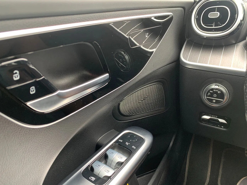 Лек автомобил Mercedes-Benz C-Klasse 300*Parktronic*Thermatic*Distronic*Rijstrookassistent*Panoramische dak*: снимка 8
