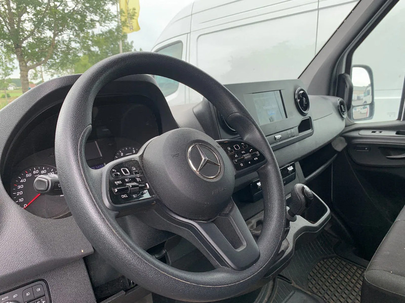 Mercedes-Benz Sprinter 317 CDI*L2H2*360°CAMERA*TEMPOMAT*NAVIGATIE*STOELVERWARMING* - Товарен бус: снимка 4 Mercedes-Benz Sprinter 317 CDI*L2H2*360°CAMERA*TEMPOMAT*NAVIGATIE*STOELVERWARMING* - Товарен бус: снимка 4