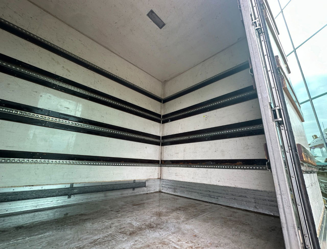 Камион фургон MAN LE 220C Euro 3 Isolated BOX + BOX Heater 740 x 240 x 295 CM Inside Holland Truck: снимка 19