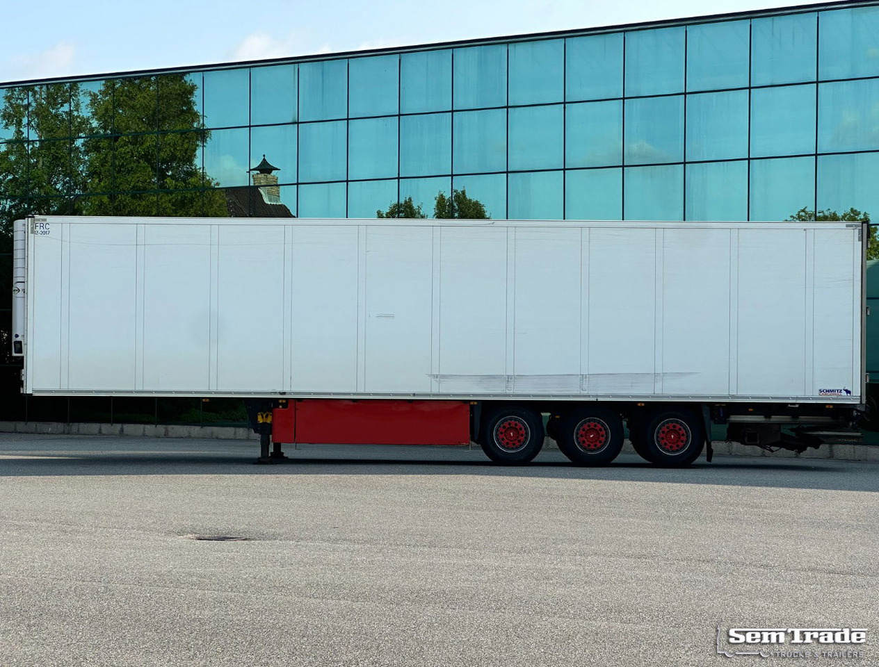 Schmitz Cargobull SKO24 Carrier Vector 1850 2X Lift Axle Flowerwide 270 CM High Holland Trailer - Рефрижератор полуремарке: снимка 2 Schmitz Cargobull SKO24 Carrier Vector 1850 2X Lift Axle Flowerwide 270 CM High Holland Trailer - Рефрижератор полуремарке: снимка 2