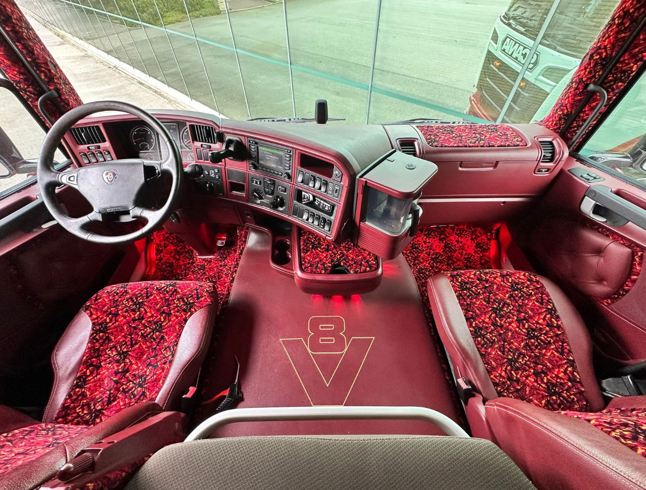 Влекач Scania R580 V8 Topline King OF THE Road Retarder Full AIR Special Interior 2X Tanks Super Condition: снимка 9