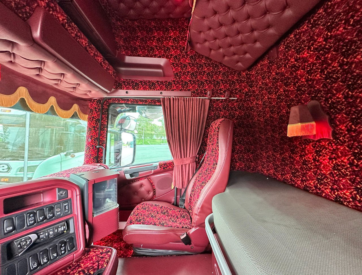 Влекач Scania R580 V8 Topline King OF THE Road Retarder Full AIR Special Interior 2X Tanks Super Condition: снимка 8