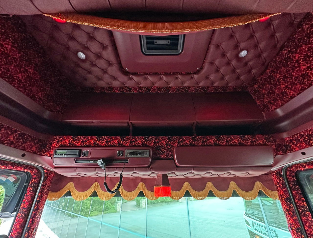 Влекач Scania R580 V8 Topline King OF THE Road Retarder Full AIR Special Interior 2X Tanks Super Condition: снимка 10