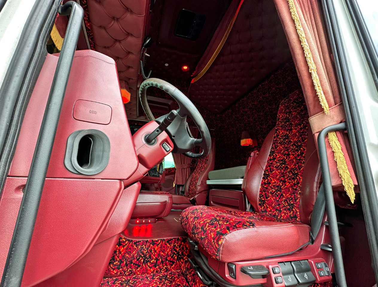 Влекач Scania R580 V8 Topline King OF THE Road Retarder Full AIR Special Interior 2X Tanks Super Condition: снимка 7