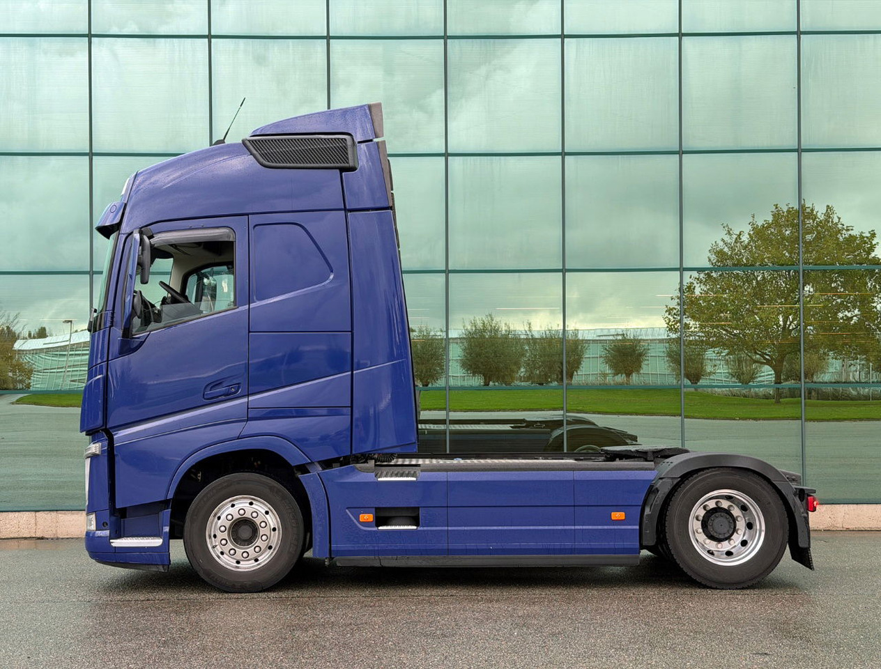 Volvo FH 460 Globetrotter 2x Tanks 811.000 KM TOP Condition NL Truck - Влекач: снимка 2 Volvo FH 460 Globetrotter 2x Tanks 811.000 KM TOP Condition NL Truck - Влекач: снимка 2