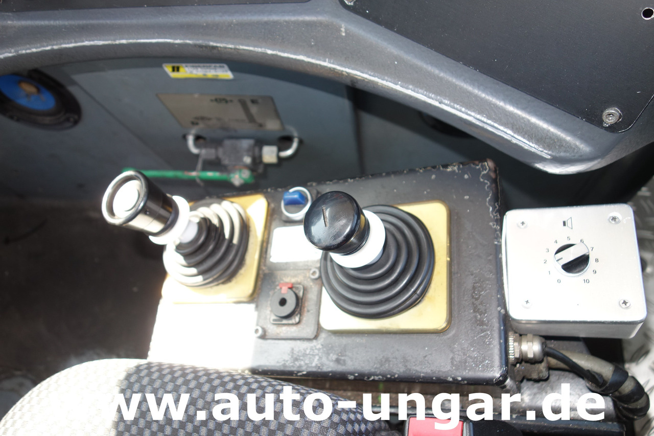 Влекач на самолети GOLDHOFER AST-1 A500 Baujahr 1999 Push-Back towbarless Pushback Liebherr used GSE: снимка 28 Влекач на самолети GOLDHOFER AST-1 A500 Baujahr 1999 Push-Back towbarless Pushback Liebherr used GSE: снимка 28