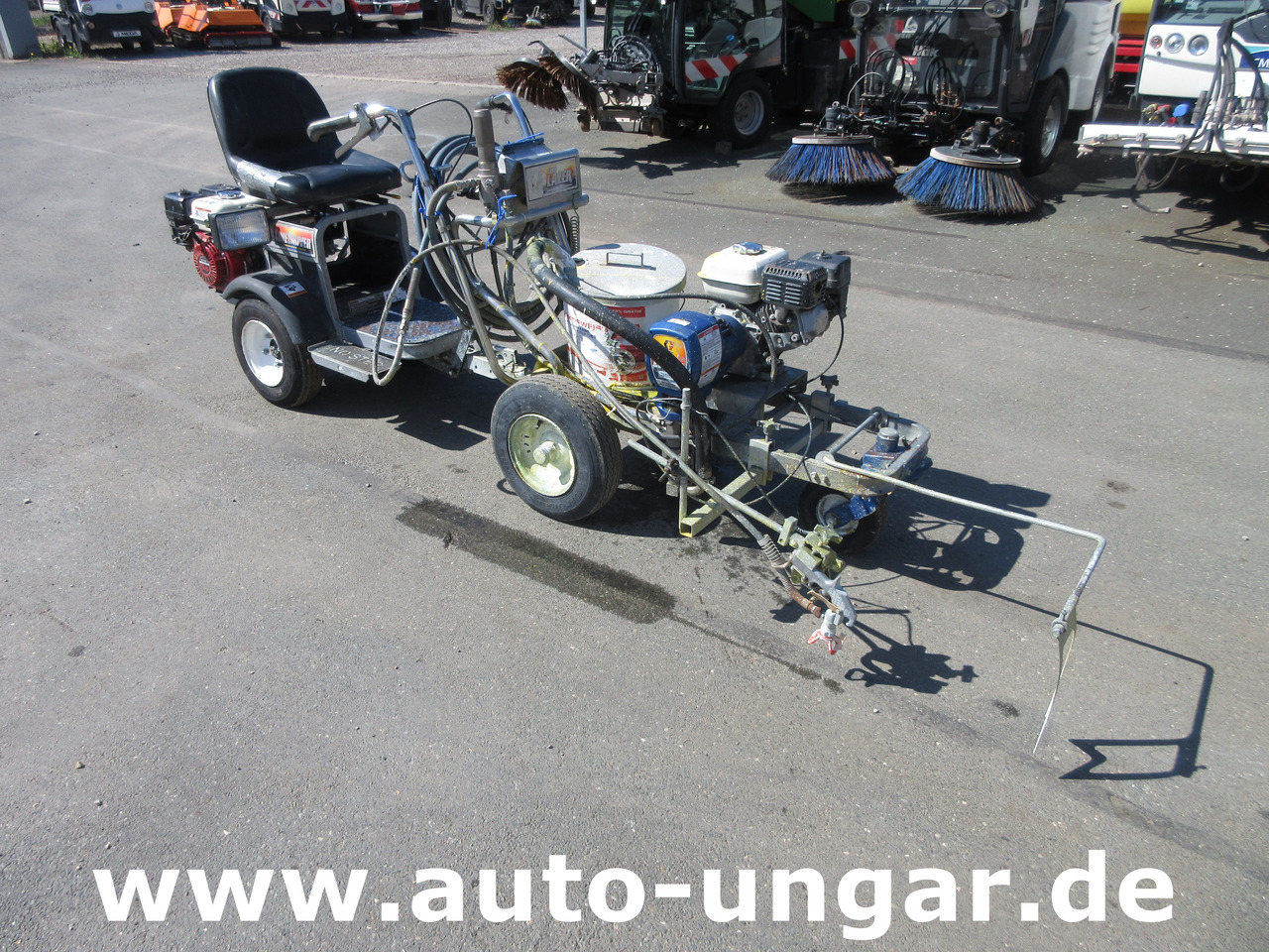 Graco LineLazer III 3900 Linedriver ride-on striper Roadmarking Straßenmarkierung - Техника за слагане на асфалт: снимка 1 Graco LineLazer III 3900 Linedriver ride-on striper Roadmarking Straßenmarkierung - Техника за слагане на асфалт: снимка 1