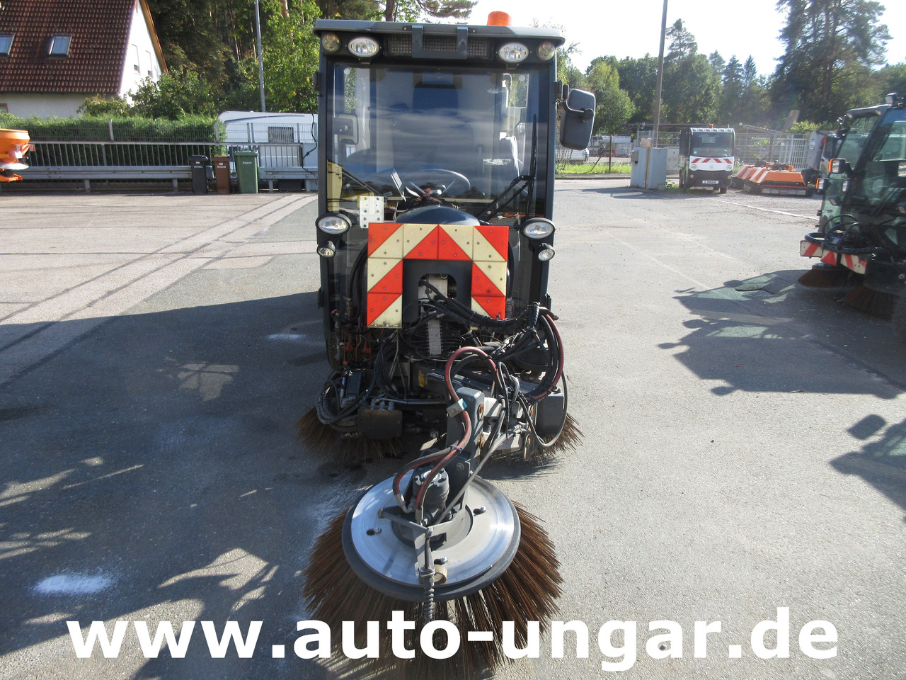 Hako CM 1600 Kehrmaschine 4x4 Baujahr 2018 3 Besen MOTORSCHADEN - Мотометачна машина: снимка 2 Hako CM 1600 Kehrmaschine 4x4 Baujahr 2018 3 Besen MOTORSCHADEN - Мотометачна машина: снимка 2